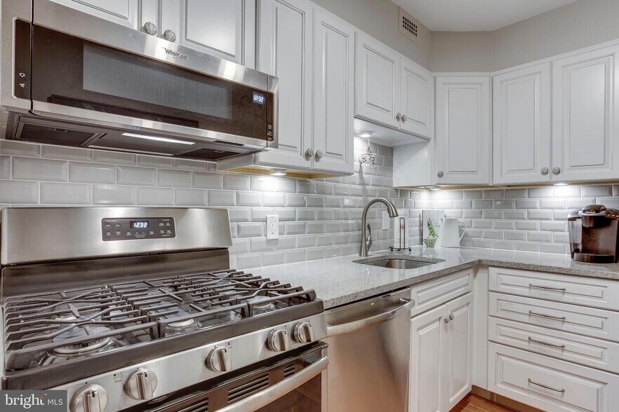Building Photo - 7420 Lakeview Dr