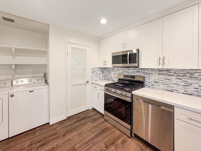 Building Photo - Spacious 3BR/2BA with Private Yard in Para...