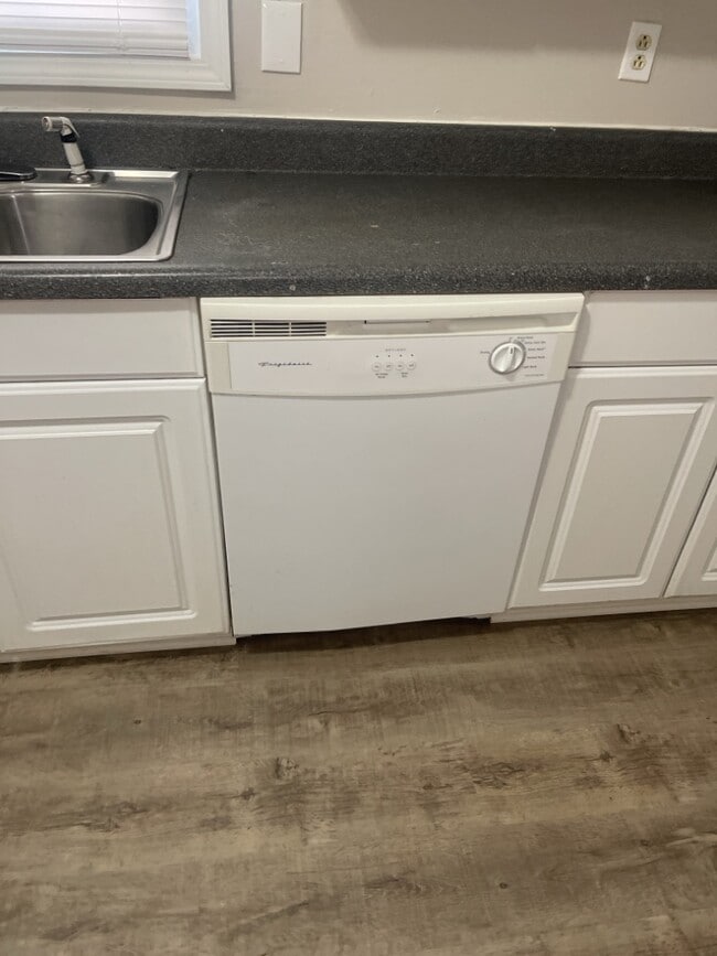 Building Photo - 6105 Trent Dr NW