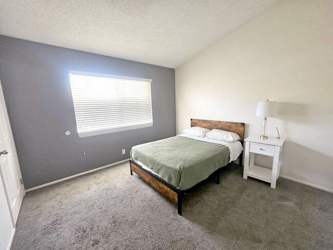 Building Photo - 2 bed/ 1.5 bath Townhouse with private garage