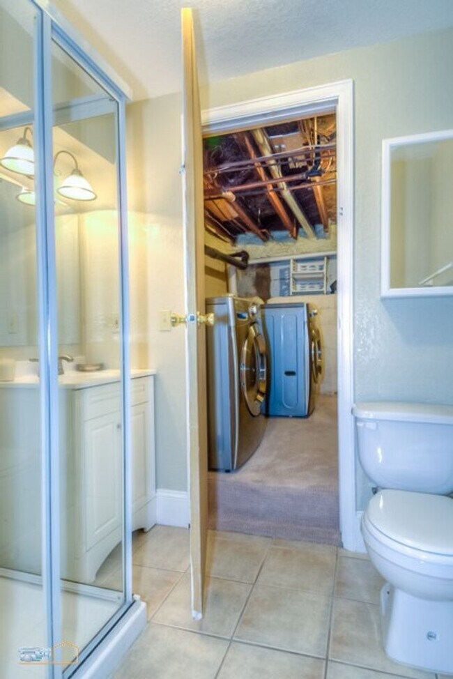 Building Photo - Trailside Living: 5BR Home Steps from Sanitas & Pearl Street