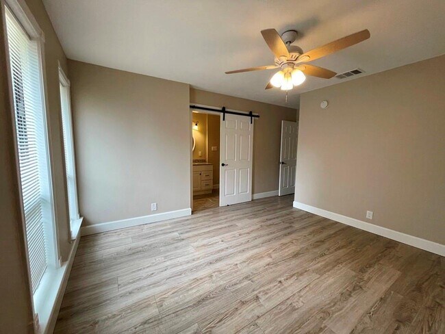 Building Photo - 710 Andover Dr