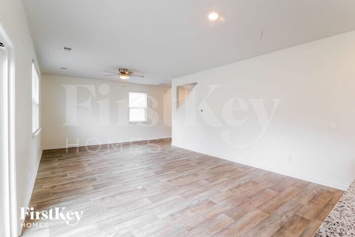 Building Photo - 114 Whispering Wood Dr