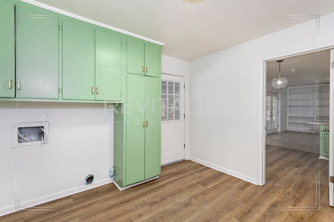 Building Photo - FREE DECEMBER RENT + HALF-DEPOSIT SPECIAL! Spacious 4-Bed 2-Bath Brick Home in West Mobile