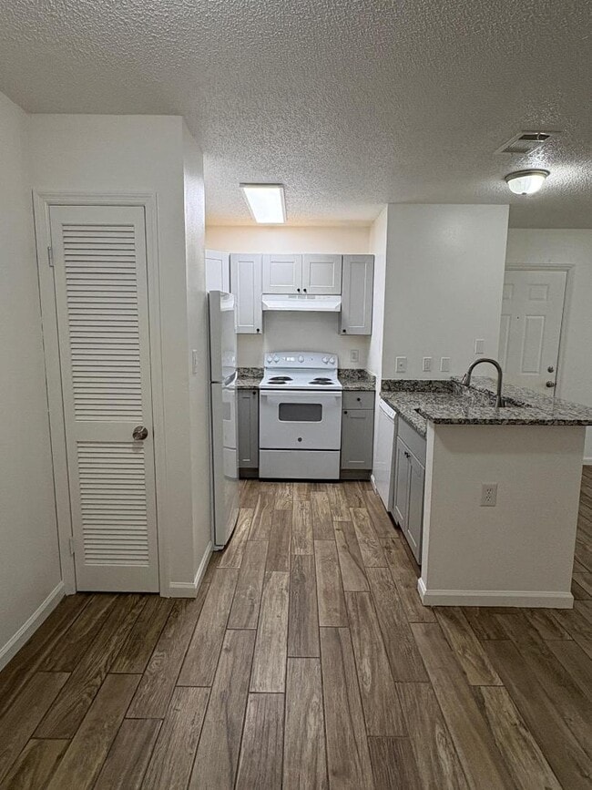 Building Photo - 100 Kazmira Ct