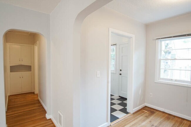 Building Photo - Charming NW 1-Bed Ready Late May!