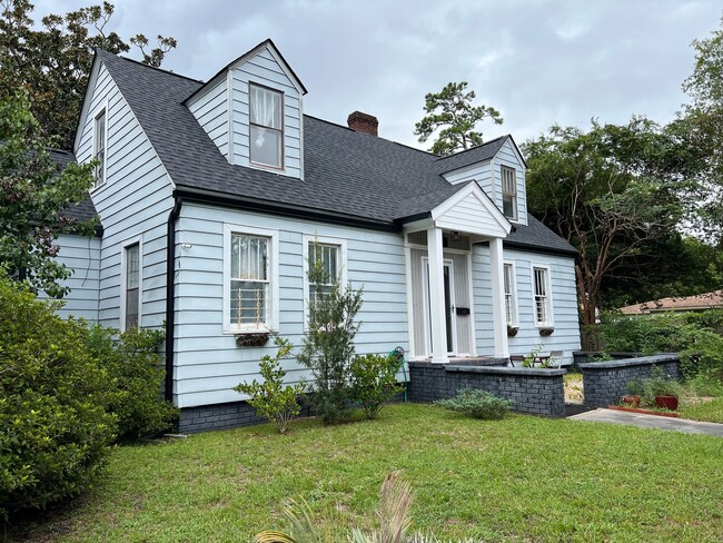 Building Photo - Charming bungalow downtown