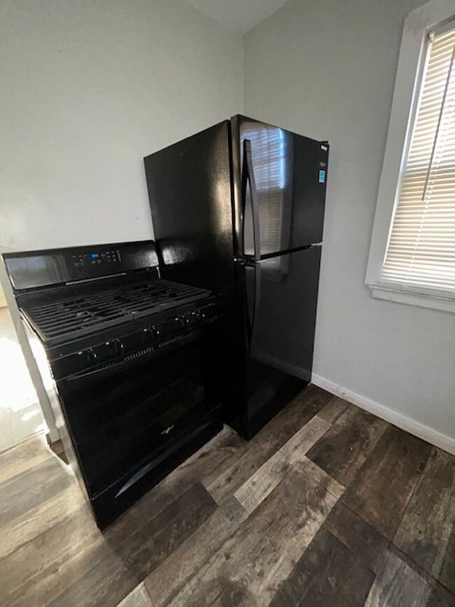 Building Photo - ASK ABOUT OUR RENT SPECIAL!!!!!