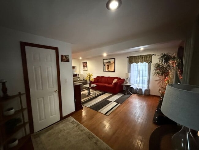 Building Photo - Spacious Three Bedroom, Two Full Bathroom Home with Chef’s Kitchen – Furnished Option Available!