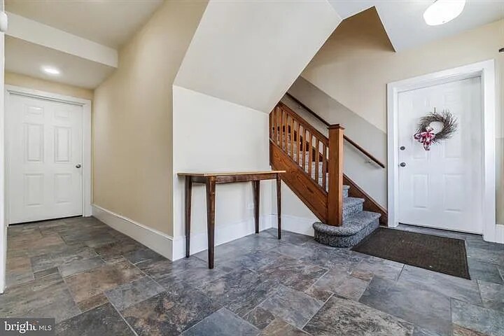 Building Photo - 420 W Chestnut St