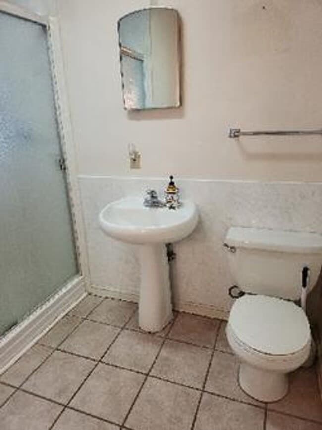 Building Photo - Spacious 3 Bedroom, 2 Bath Home on Private...
