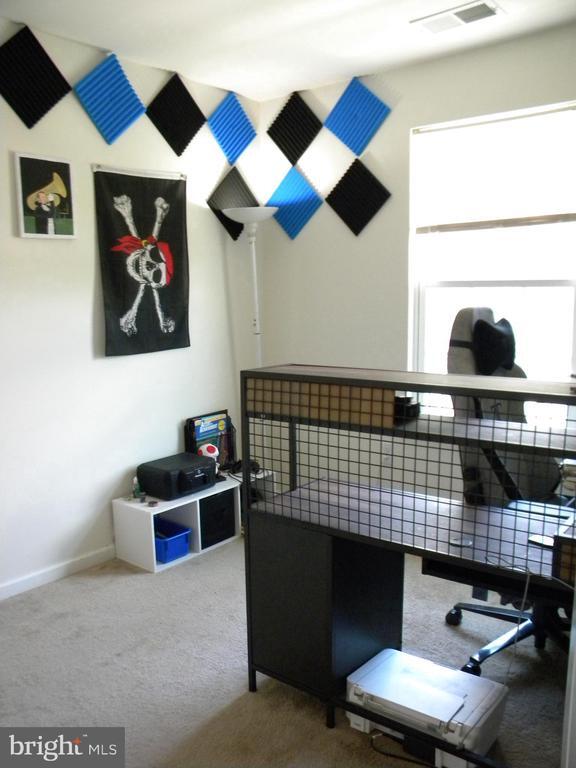 Building Photo - 652 E Chestnut St