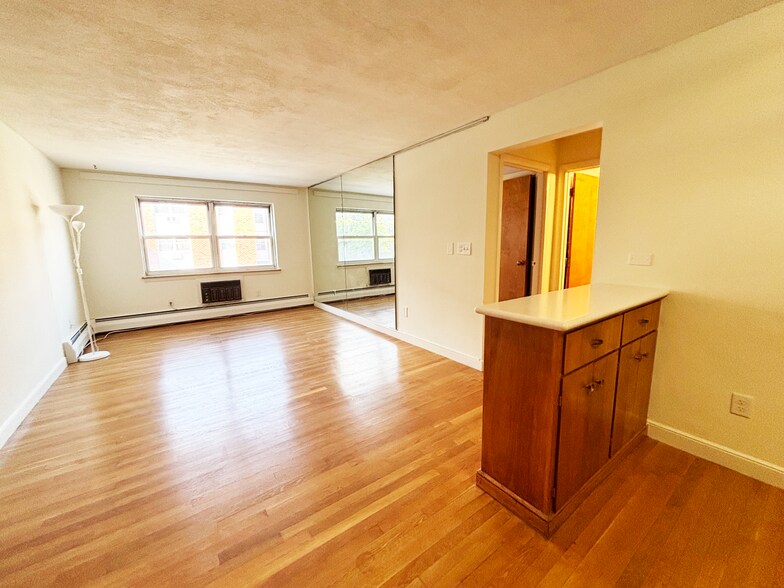 Living room - 7 Commonwealth Ct