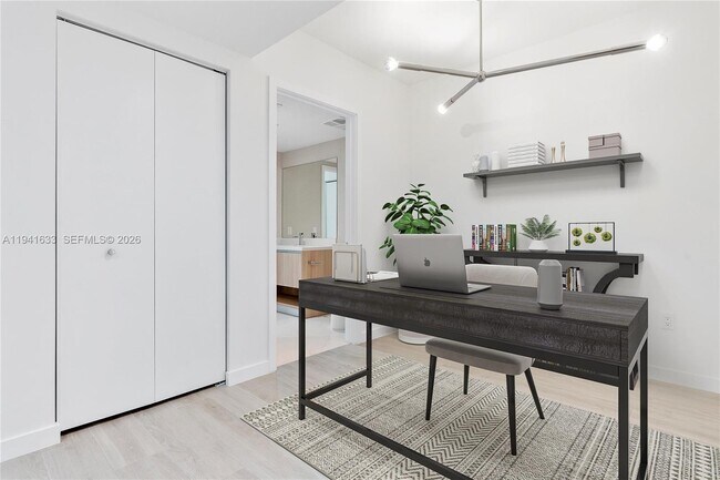 Building Photo - 9901 W Bay Harbor Dr