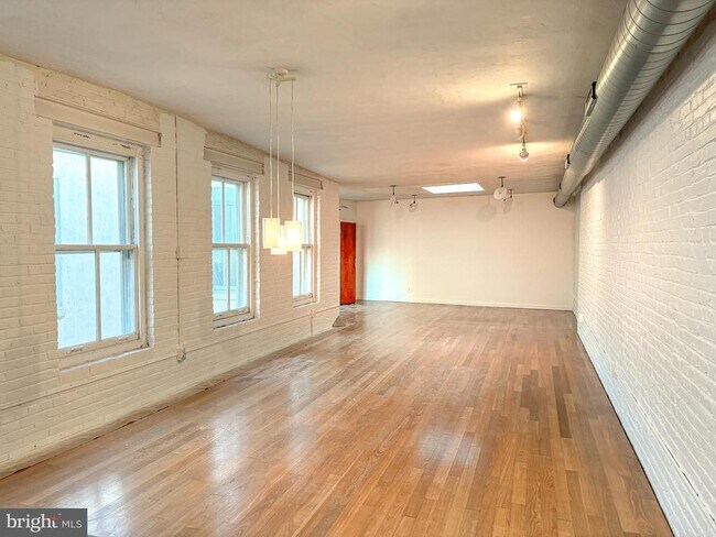 Building Photo - 212 Race St