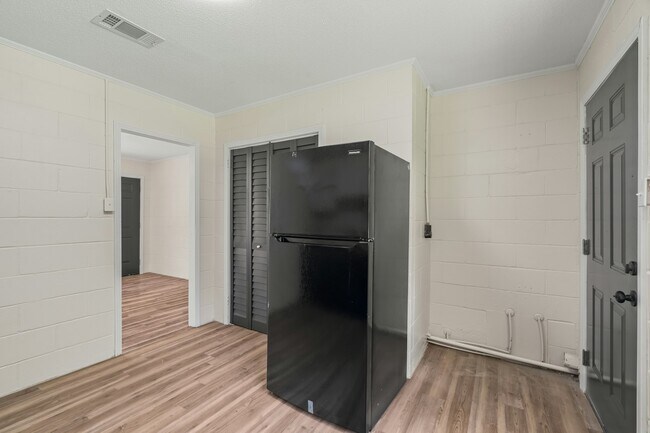 Building Photo - 6 E Westover Dr