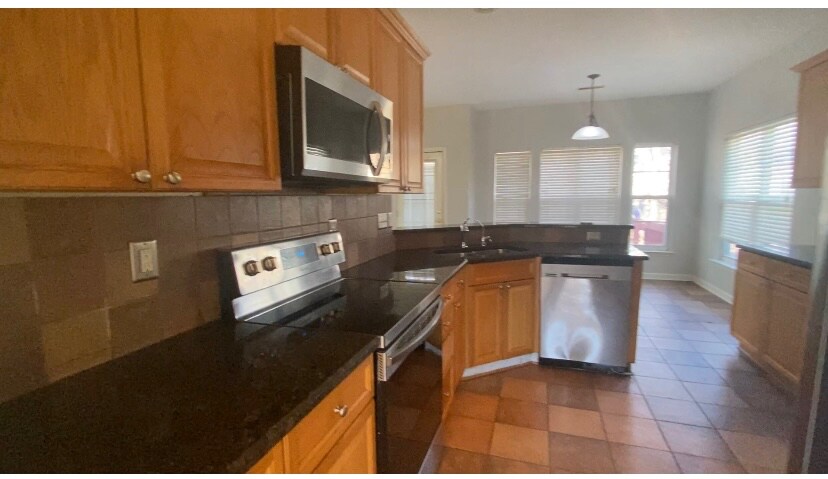 Building Photo - Room in Single Family Home on Hampton Pl Dr