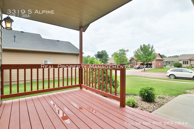 Building Photo - Perfect 4 bedroom 3 bathroom home 2200 sq ft!