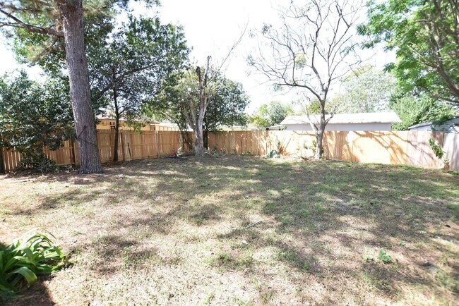 Building Photo - Charming 3-Bedroom Home with Huge Fenced Y...