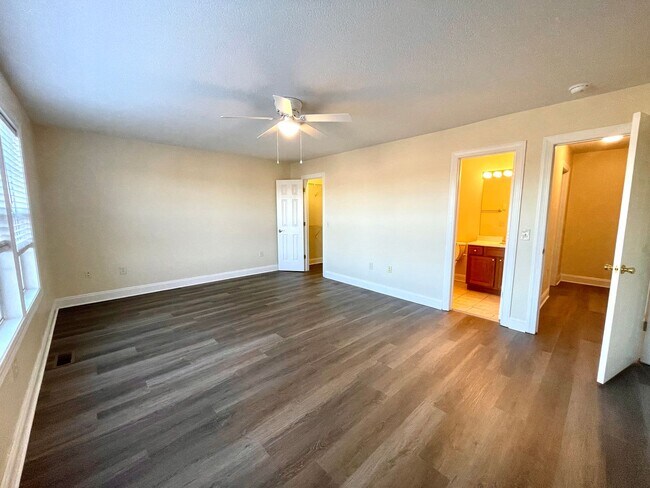 Building Photo - Spacious 4 Bedroom 2.5 Bath Home