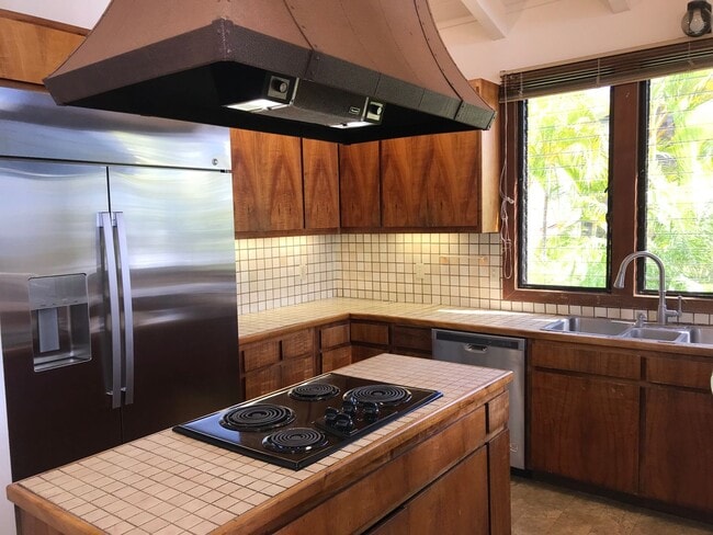 Building Photo - Waialae Iki, large family home 4 bedroom, 4 baths, 2 car garage