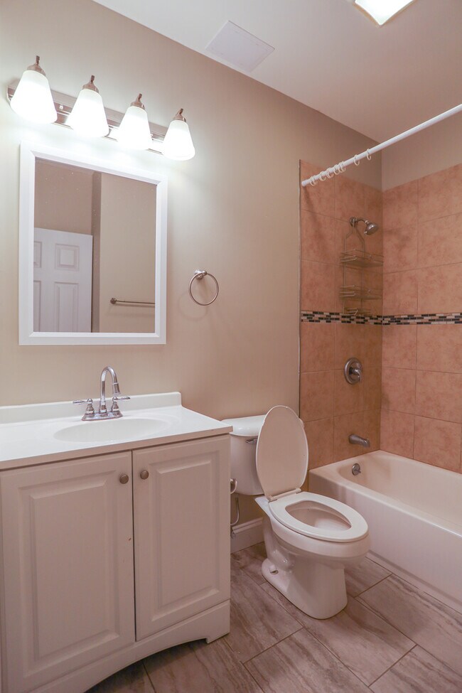 Building Photo - 1582 N Clybourn Ave