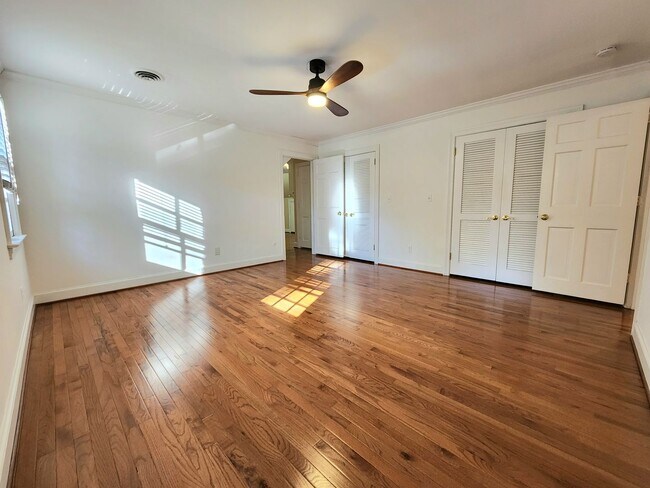 Building Photo - Sprawling Home in Bay Colony