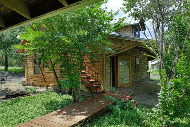 Building Photo - Custom Home with Separate Apartment