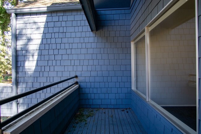 Building Photo - Fantastic Lake Oswego 2Bdr w/Fireplace, Dishwasher & W/D + Balcony