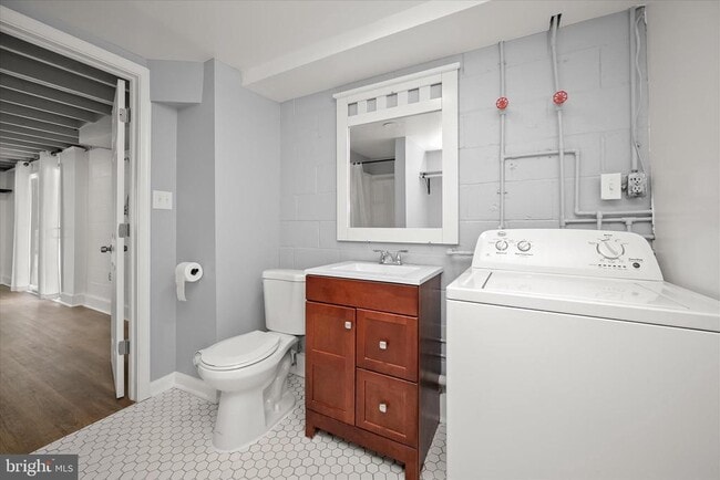 Building Photo - 1639 The Strand