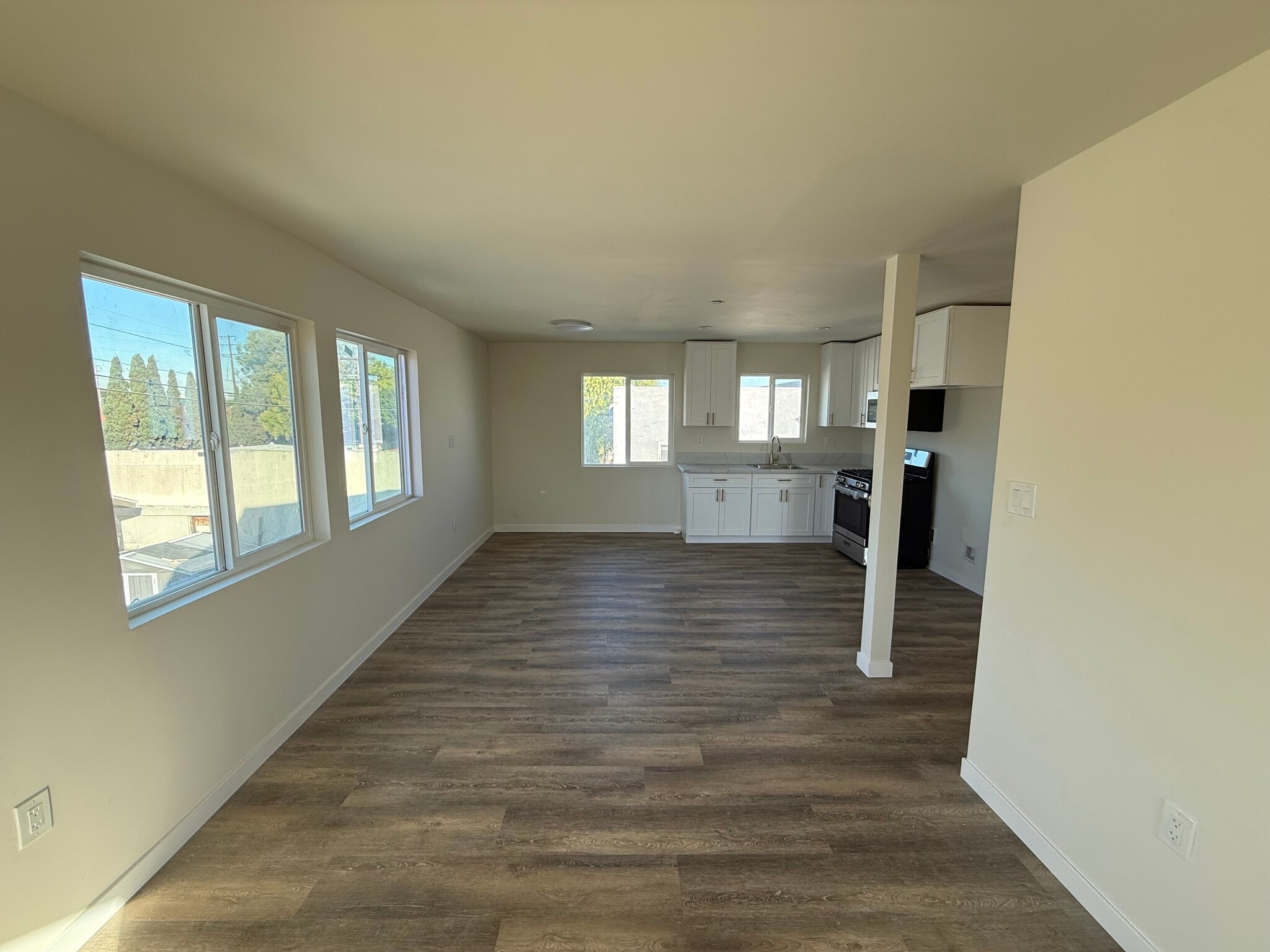 Building Photo - 1653 W 204th St