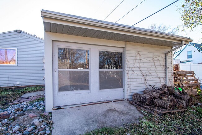 Building Photo - 206 5th Ave E