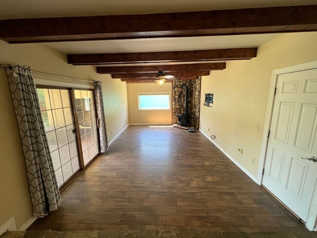 Building Photo - 5 bedroom 3 bathroom home for rent