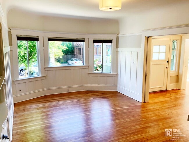 Building Photo - Spacious 4 Bedroom / 1.5 Bath near UC Campus