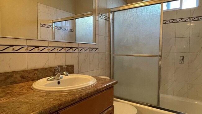 Building Photo - 960 Branham Ln