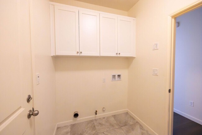Building Photo - Lovely 3 bedroom home for rent in Hanford CA