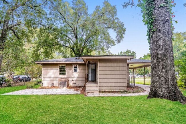 Building Photo - $1,199! 3Bed/ 1 Bath House! North of Birmingham! Save 50% off the first full month's rent. Apply ...