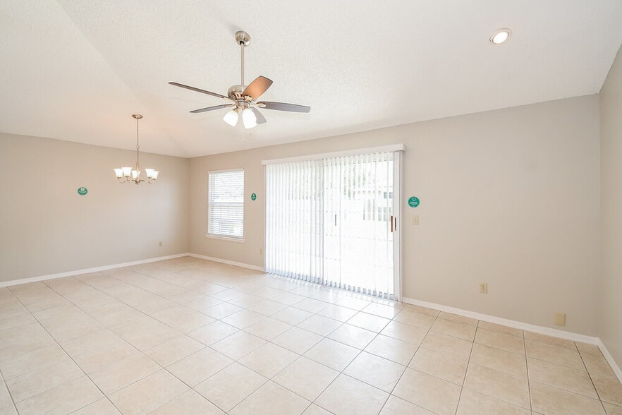 Building Photo - 809 Long Lake Dr