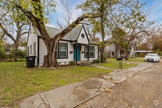 Building Photo - Charming in Cleburne