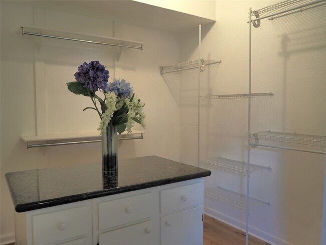 Building Photo - 3409 La Branch St