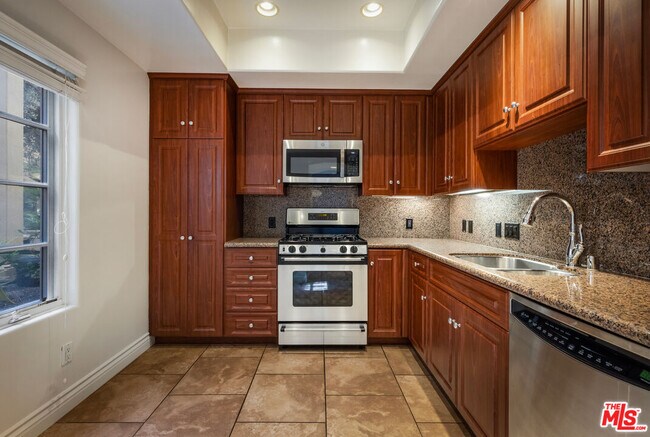 Building Photo - 851 N San Vicente Blvd