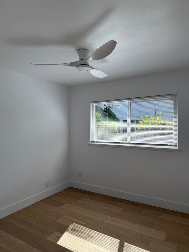 Building Photo - Fully Remodeled 3 Bedroom/ 2 Bathroom Duplex w/ Modern Finishes & Private Yard!