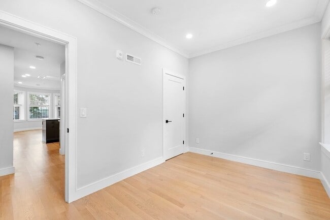Building Photo - 535 Newbury St