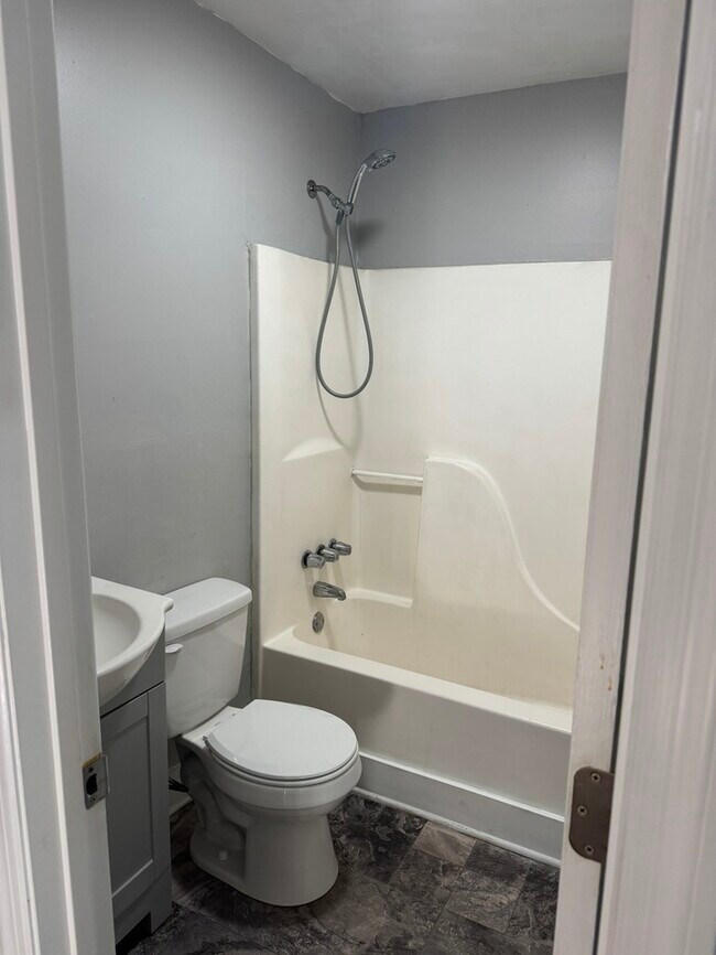 Building Photo - 1609 17th Ave N