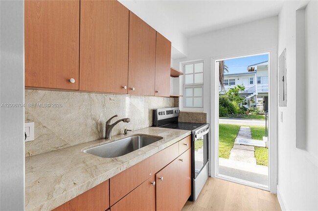 Building Photo - 1450 NE 171 St