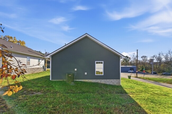 Building Photo - 920 Foch St