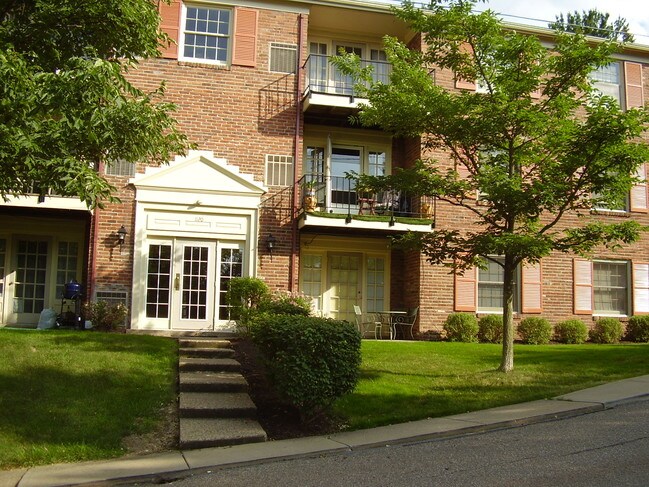 Building Exterior - 1120 Chatham Park Dr