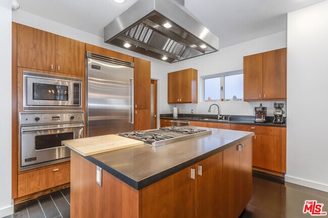 Building Photo - 900 N W Knoll Dr