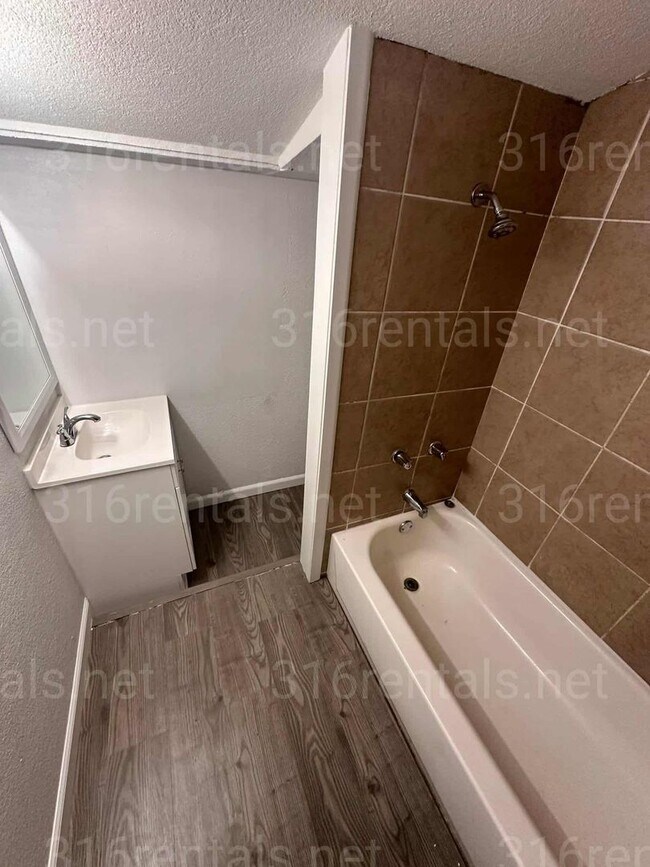 Building Photo - $1200 - 4 bedroom/ 2 bathroom - Single Fam...