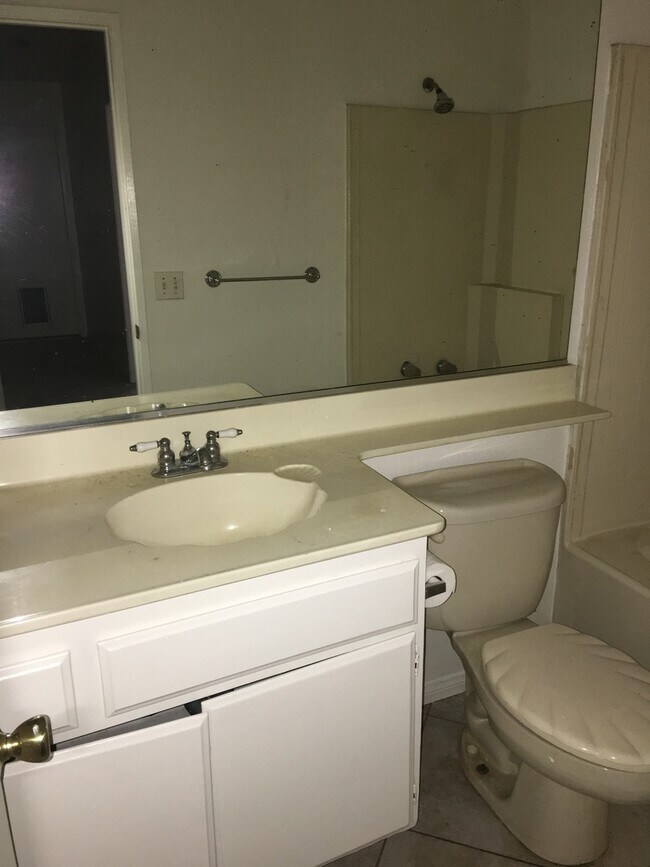 Building Photo - 3 Bedroom / 2 Bathroom Home in Perris